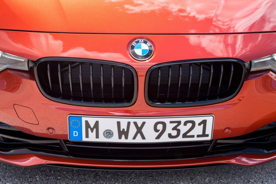 Детали экстерьера BMW 330i Edition Sport Line Shadow 2017 года  (WW) (фото 6 из 6)
